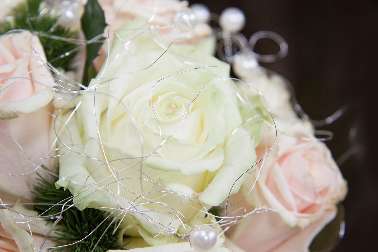 プリザーブドフラワーで人気の白い花は 種類や人気デザインのまとめ Hanasaku